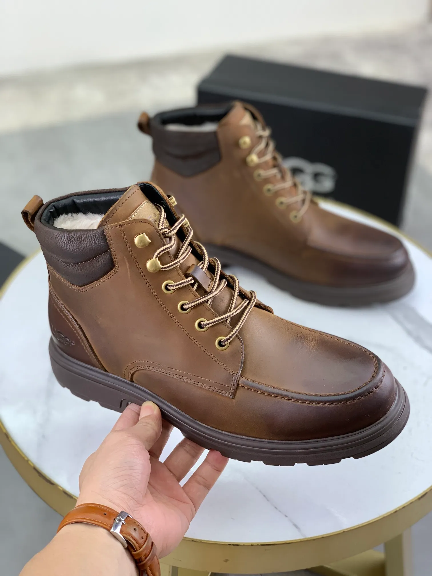 Factory price P640 💶[UGG] (full wool lining) Top-end high-quality fur integrated warm snow boots from Australia's warm luxury men's shoes brand, UGG-5877 official website synchronized, made of imported cowhide, carefully sewn...Imported rubber outsole (comfortable, soft, wear-resistant) The quality is really great...Exquisite workmanship, you can't put it down at first sight, code number: 39-44 Color: 3️⃣colors available